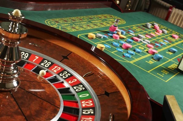 novatoto mobile app interface showing live dealer tables